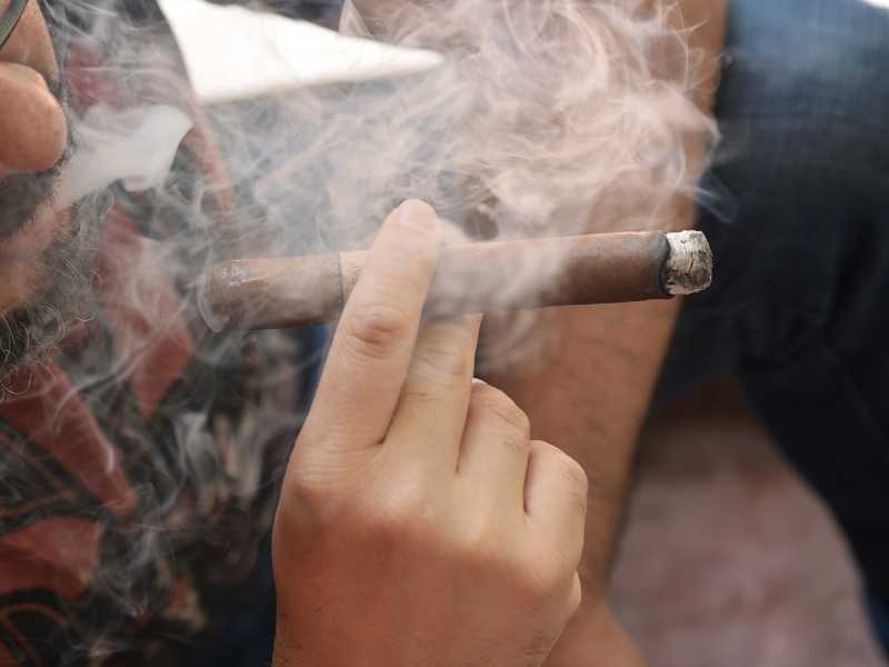Il tabagista non è negazionista. Un sigaro in mano contro il linciaggio