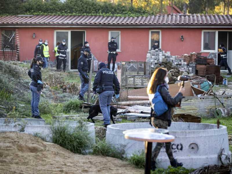 Le operazioni di sgombero e abbattimento alla Romanina (foto Ansa/Massimo Percossi)&nbsp;<br />
