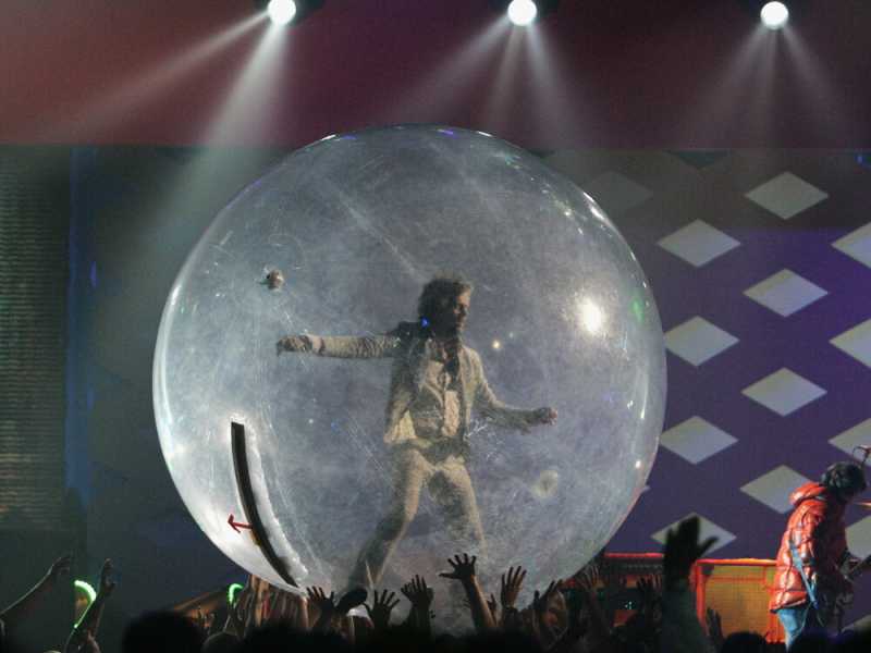 &nbsp;Concerto dentro una bolla. Wayne Coyne, leader del gruppo rock americano Flaming Lips (Reuters)