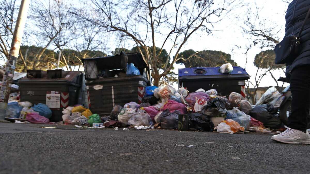 Immagine di La monnezza infinita di Roma