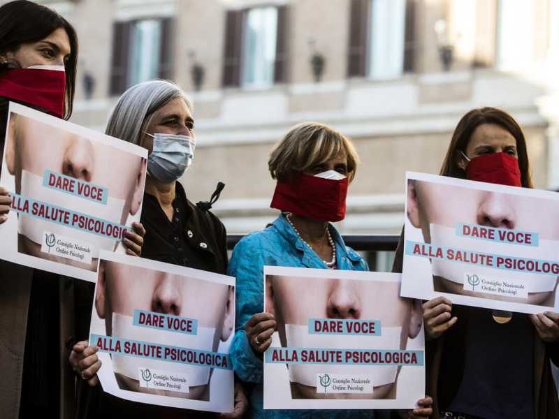 Un momento della manifestazione di protesta degli psicologi davanti Montecitorio. Roma, 18 novembre 2020 (ANSA/ANGELO CARCONI)&nbsp;<br />