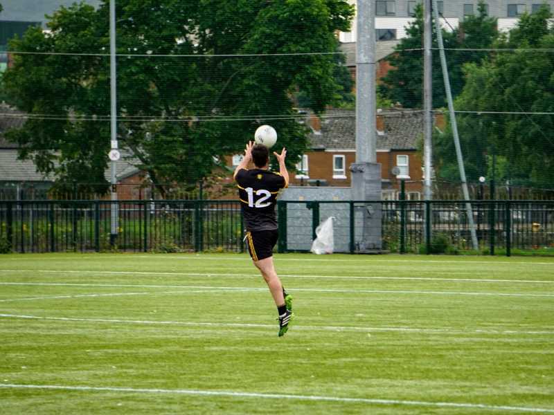 Un calciatore della formazione di calcio gaelico dell'East Belfast GAA in azione (foto tratta dalla pagina Facebook dell'East Belfast GAA)&nbsp;<br />