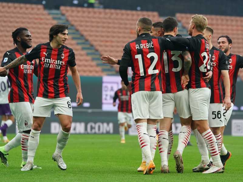 I giocatori del Milan esultano dopo il gol di Romagnoli alla Fiorentina (foto LaPresse)&nbsp;<br />