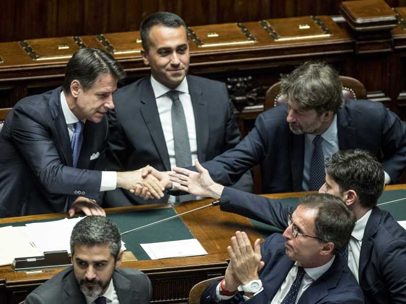 Lo scudo del Colle su Conte, che si fa forte della debolezza del M5s
