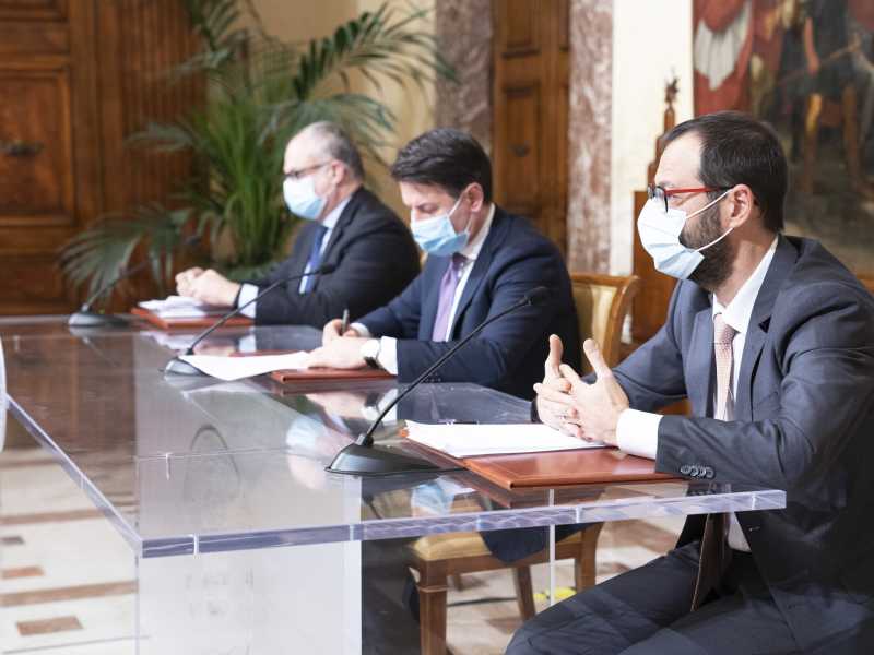 Decreto Ristori, la conferenza stampa di Conte e i ministri Gualtieri e Patuanelli (foto Filippo Attili/Palazzo Chigi/LaPresse)