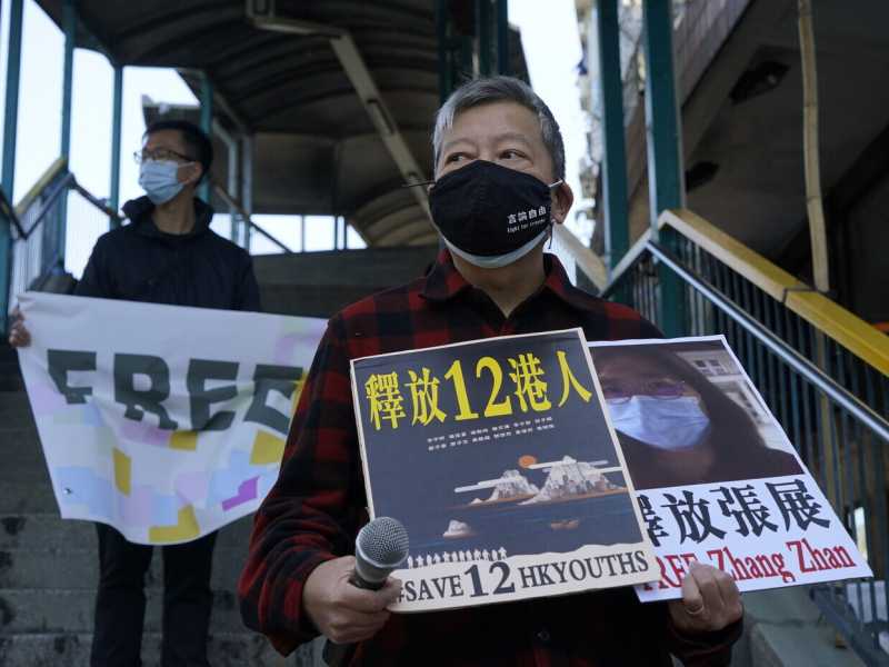 Attivisti pro democrazia come Lee Cheuk-Yan manifestano per la liberazione di Zhang Zhan davanti al liaison office a Hong Kong&nbsp; &nbsp;(AP Photo/Kin Cheung)