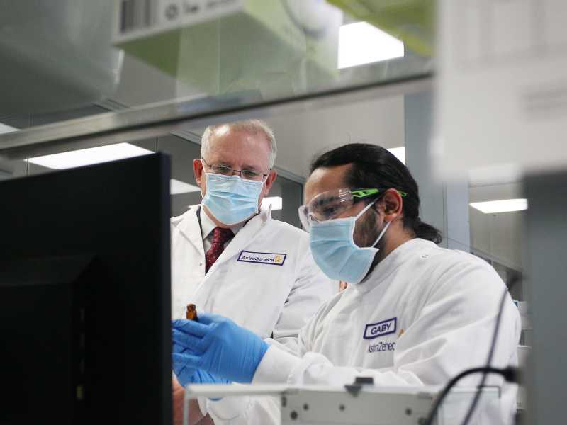 Il premier australiano Scott Morrison nei laboratori di AstraZeneca il 19 agosto 2020 a Sydney (Lisa Maree Williams/Getty Images)&nbsp;<br />