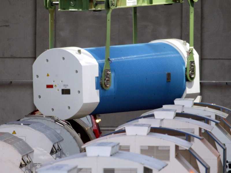 Un contenitore speciale CASTOR per il trasporto di combustibile nucleare esaurito, in Germania nel 2003 (ANSA / Rainer Jensen)<br />