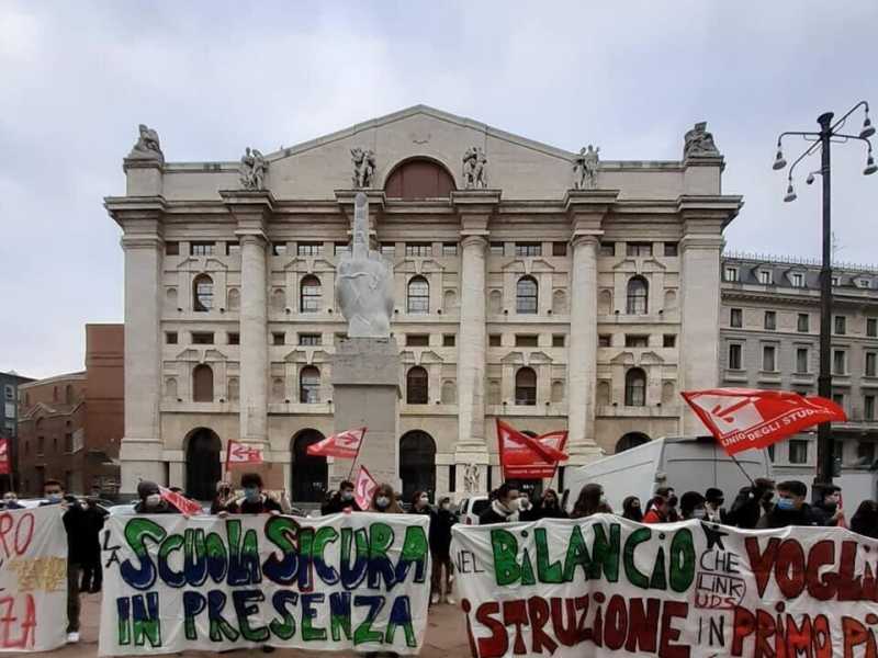 La protesta di "Priorità alla scuola" contro i cancelli chiusi