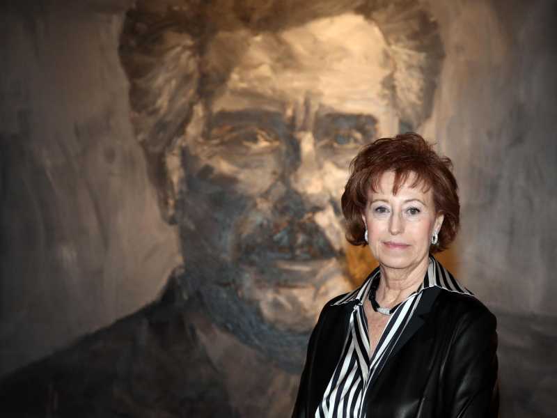 Letizia Moratti. Sullo sfondo, un ritratto di Vincenzo Muccioli, fondatore di San Patrignano (foto: Ansa/Matteo Bazzi)