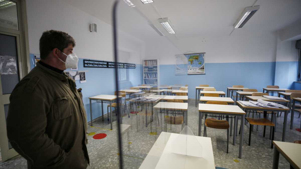Immagine di Nuovi orari, esami a luglio. Idee bipartisan per salvare la scuola