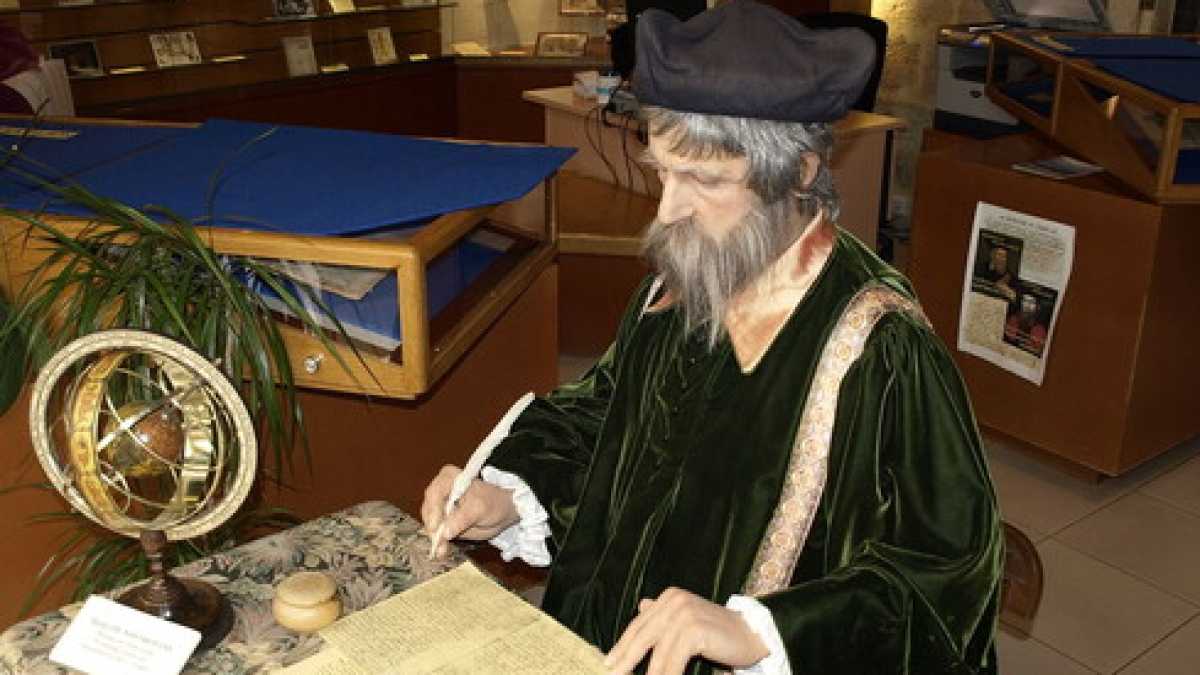 Immagine di Viganò e Nostradamus