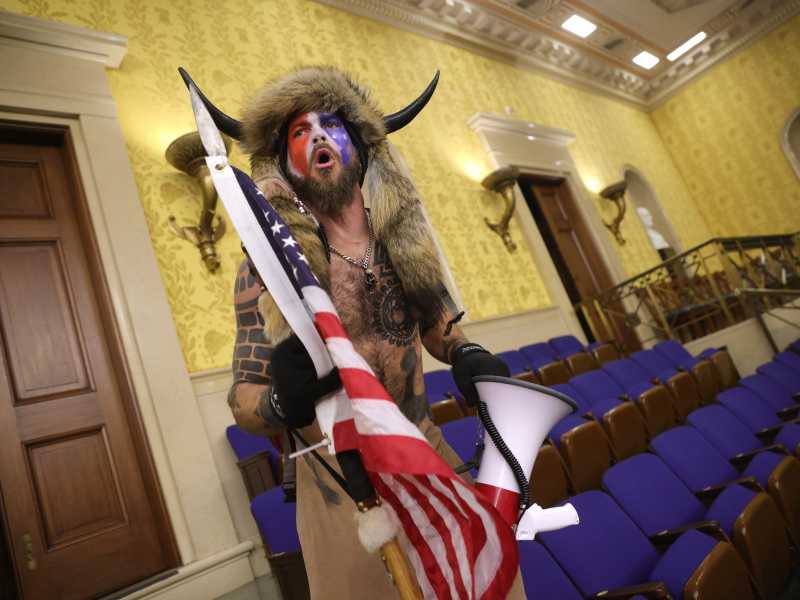 <span style="font-family: Arial, sans-serif; font-size: 12px;">Jake Angeli, "vichingo" Italo-americano che ha guidato l'assalto al congresso Usa (foto Getty)</span>