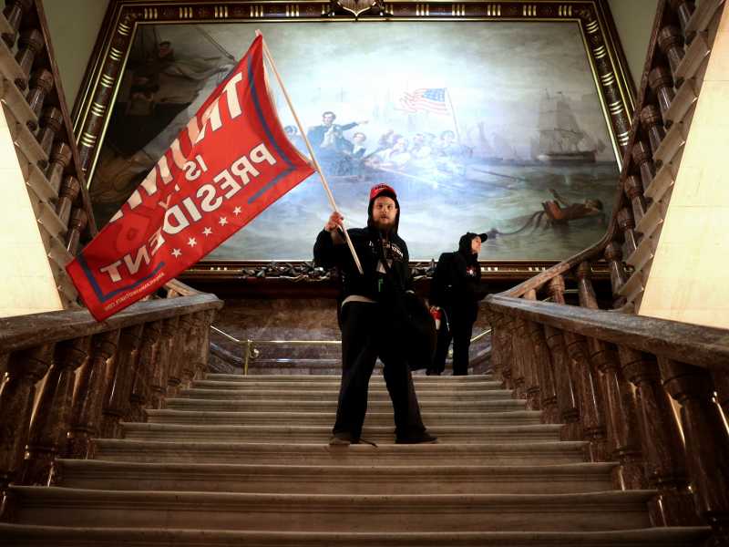 Un sostenitore di Trump all'interno del Campidoglio nel corso delle proteste del 6 gennaio (foto Getty)