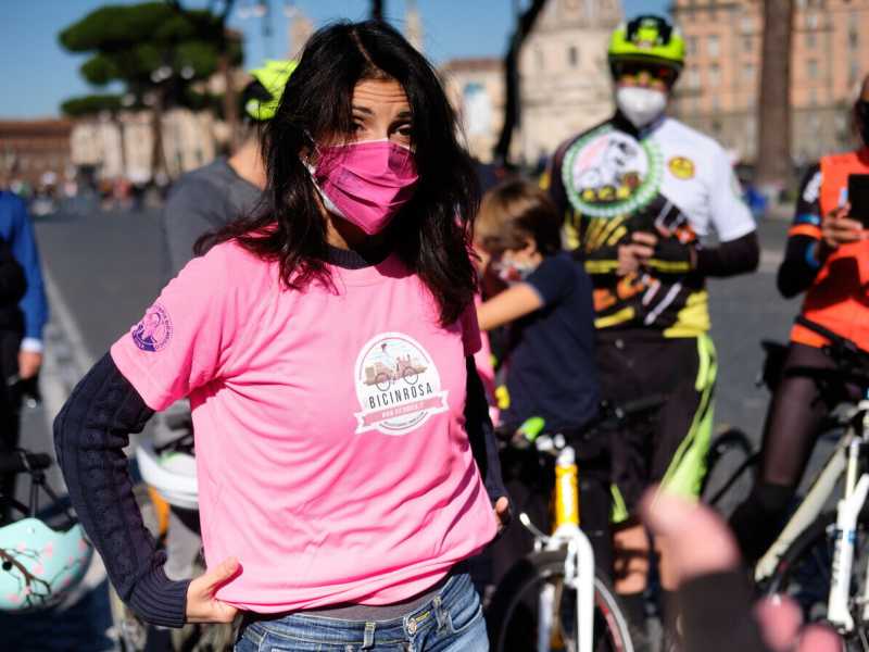Raggi inizia il corteggiamento della sinistra-sinistra, partendo dagli sgomberi