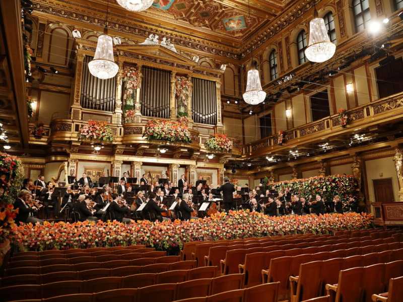 Il concerto di Capodanno dei Wiener Philharmoniker diretti da Riccardo Muti, quest&rsquo;anno senza pubblico (Epa/Dieter Nagl)&nbsp;