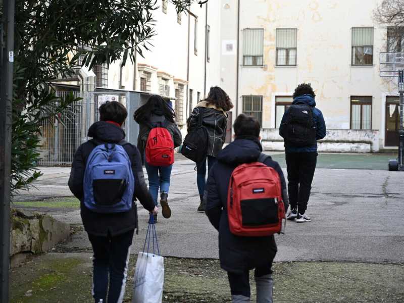 Recovery istruzione: la Toscana di Giani riapre la scuola (a metà)