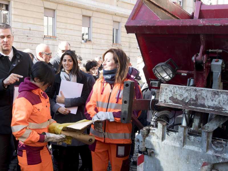 Roma è sporca? Raggi lancia gli "ispettori ambientali": multe fino a 500 euro
