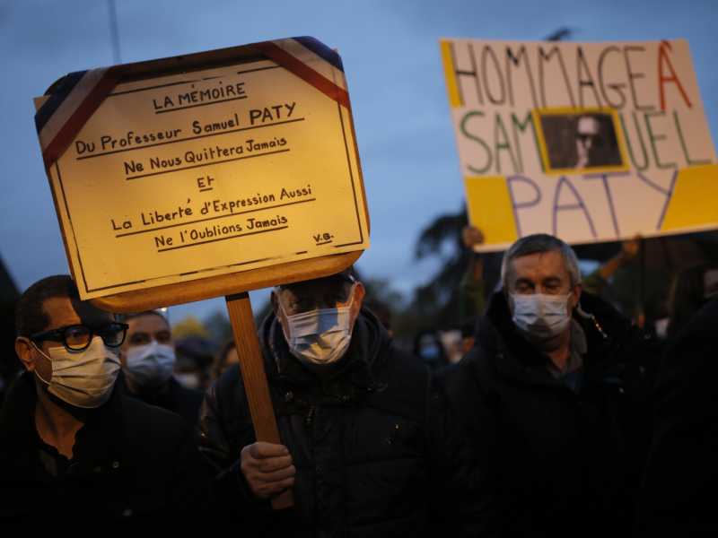 Manifestazione a Parigi in memoria di Samuel Paty, l'insegnante decapitato da un islamista lo scorso ottobre (foto LaPresse)<br />