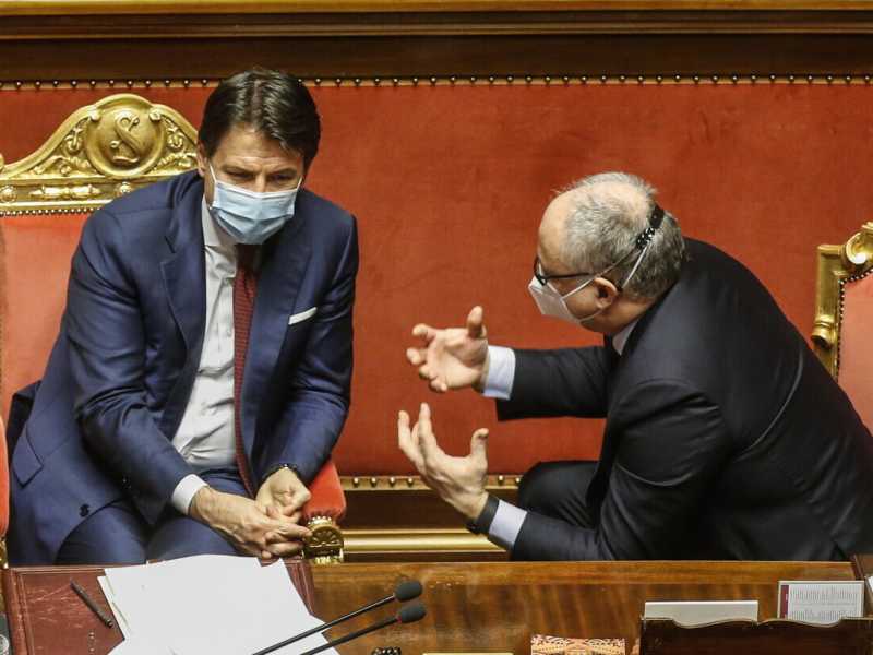 &nbsp;Il premier Giuseppe Conte e il ministro dell'Economia Roberto Gualtieri (foto Ansa)