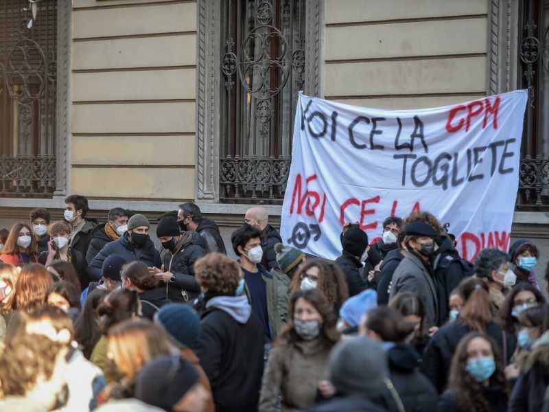 La protesta al liceo Manzoni di Milano (foto LaPresse)