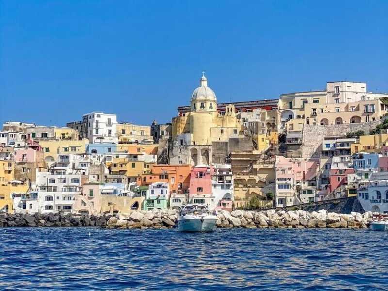 Veduta di Marina di Corricella, il borgo marinaro pi&ugrave; antico di Procida (foto Facebook: Procida 2022 - Capitale Italiana della Cultura, @mrscancio)<br />&nbsp;<br />