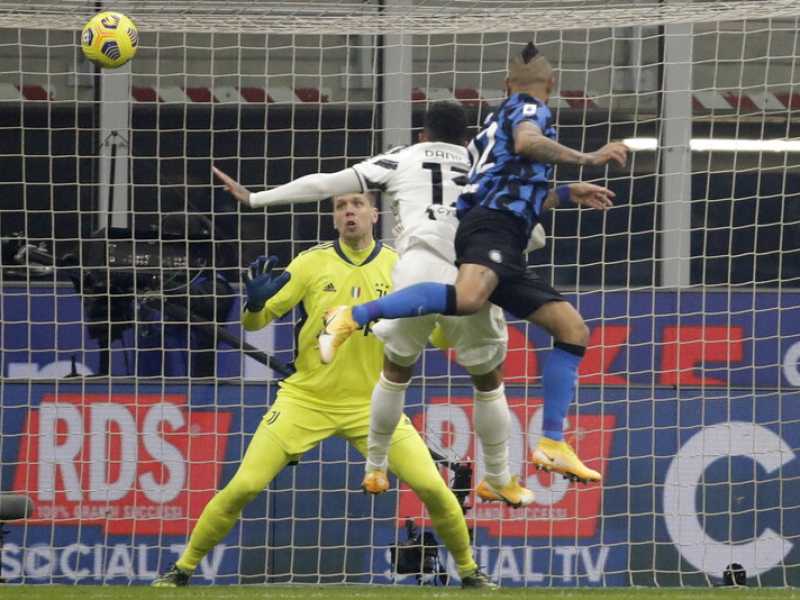 Arturo Vidal dell'Inter segna il primo gol della sua squadra durante la partita tra Inter e Juventus a San Siro, domenica 17 gennaio 2021 (Foto AP / Luca Bruno)<br />
