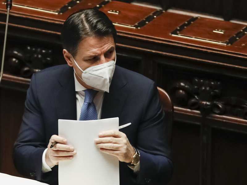 L'azzardo di Conte per smontare Italia viva: "Renzi non potrà astenersi per sempre"