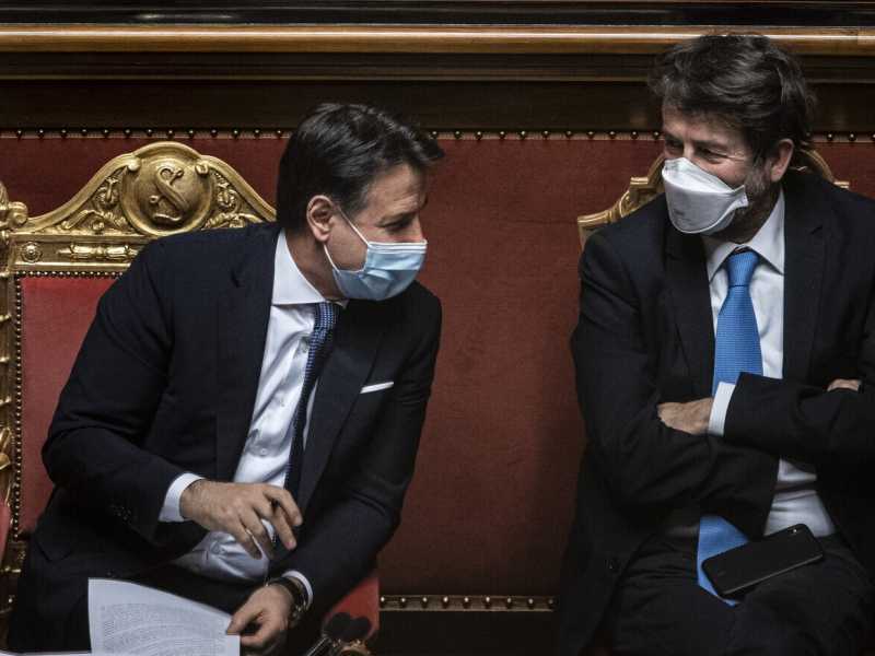 L'assalto a Italia viva, il soccorso degli eletti all'estero. Così Conte prova a resistere