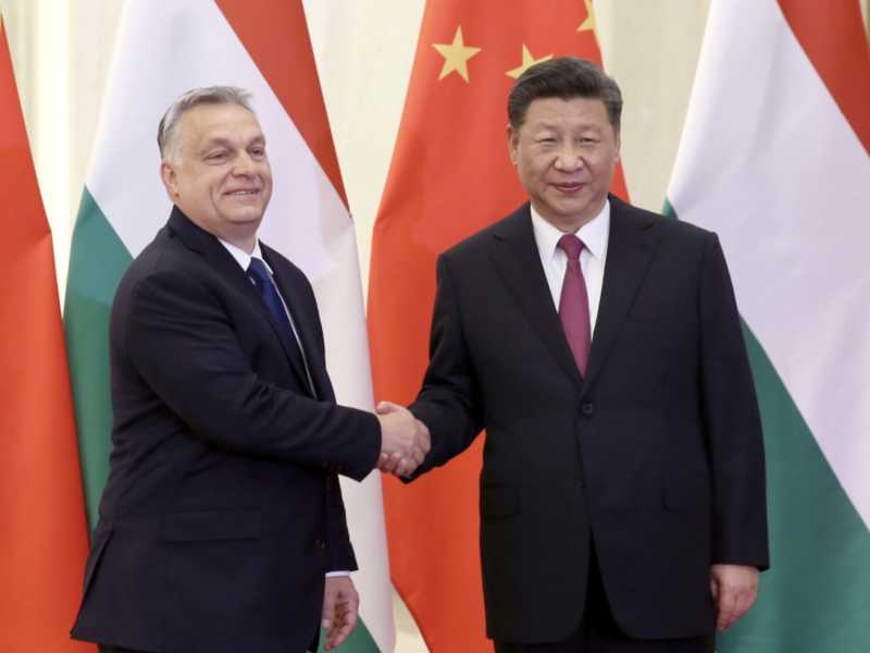 Orbán tira a est