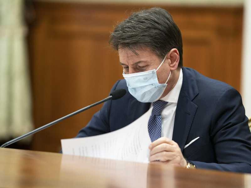 Panico a Palazzo Chigi. Conte: "Siamo in un cul de sac: responsabili o voto, vero?"