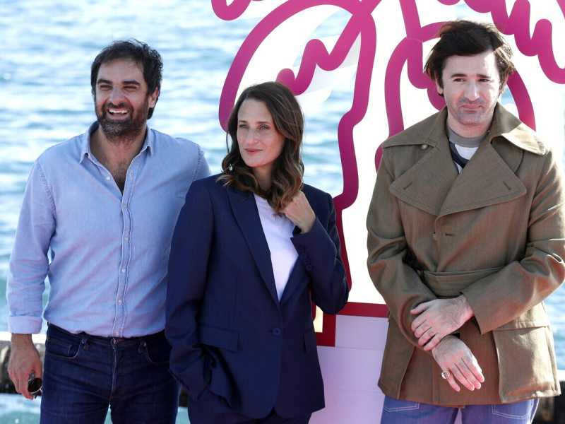Gli attori Gregory Montel, Camille Cottin e Nicolas Maury durante un servizio fotografico al Cannes Series Festival 2020 (EPA/Sebastien Nogier)
