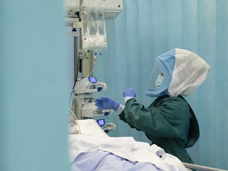 &nbsp;L'infermiera Glenda Grossi cura una paziente del reparto Covid del Policlinico di Tor Vergata, domenica 13 dicembre 2020 (AP Photo/Alessandra Tarantino)<br />