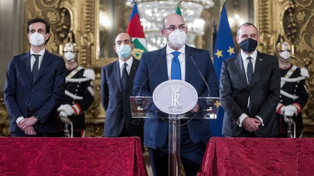 Immagine di Conte a Crimi: "Devi riaprire a Renzi". Ma il M5s va in tilt. Ursula può diventare una soluzione