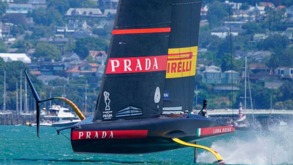 Immagine di Le nostre notti a guardare barche volanti. Guido Meda ci racconta la sua Prada Cup