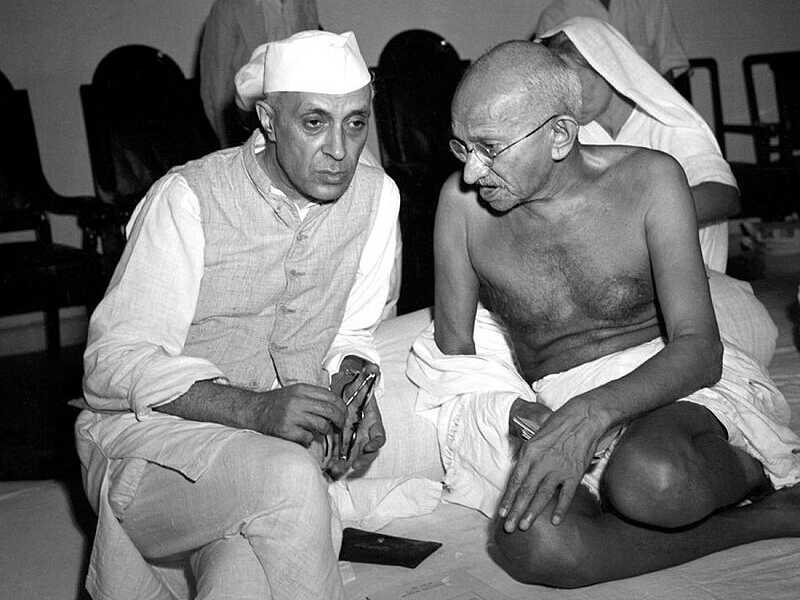 Jawaharlal Nehru (1889-1964) con il Mahatma Gandhi (1869-1948) in un incontro del 1942 (foto Wikipedia)