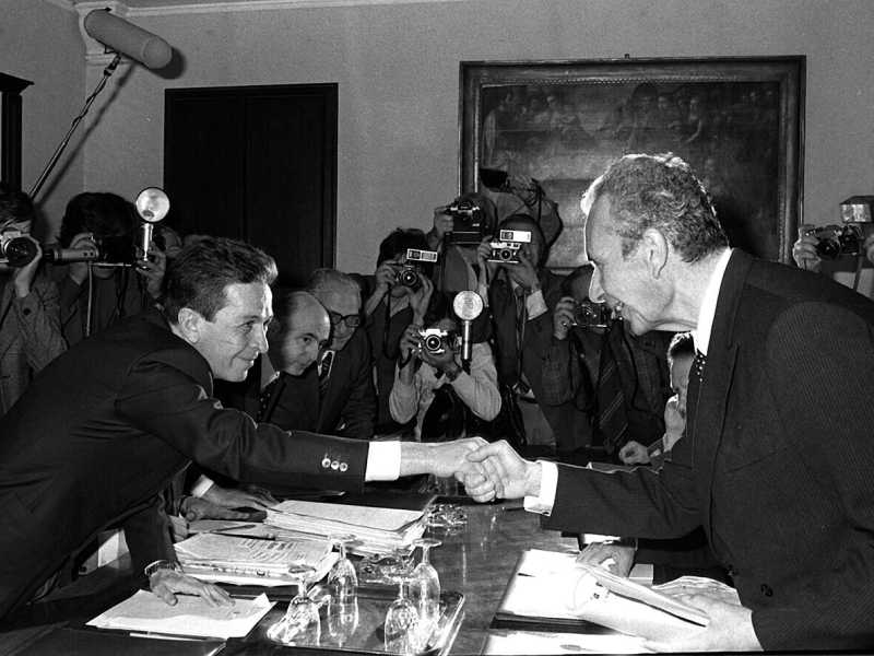 Roma, 28 giugno 1977. La storica stretta di mano tra Enrico Berlinguer e Aldo Moro, artefici dell'opera di riavvicinamento tra Pci e Dc (foto Wikipedia)