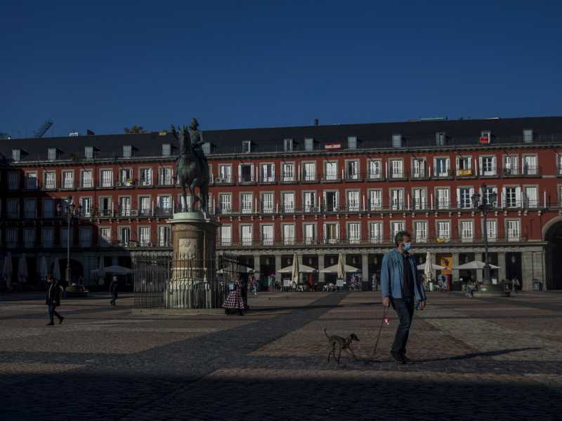 La Plaza Mayor, nel cuore di Madrid, a pochi passi da Puerta del Sol e dal Palazzo Reale (foto LaPresse)