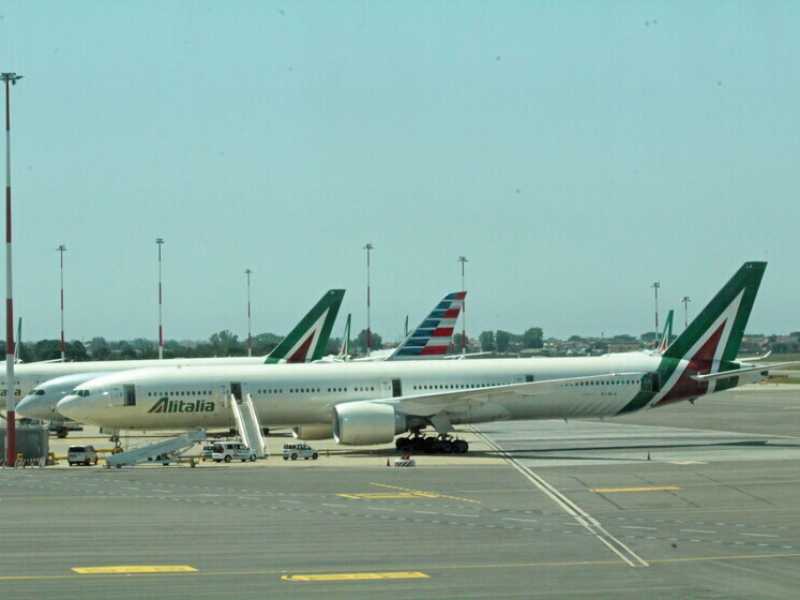Aerei in sosta all'aeroporto Leonardo Da Vinci di Fiumicino. ANSA/TELENEWS
