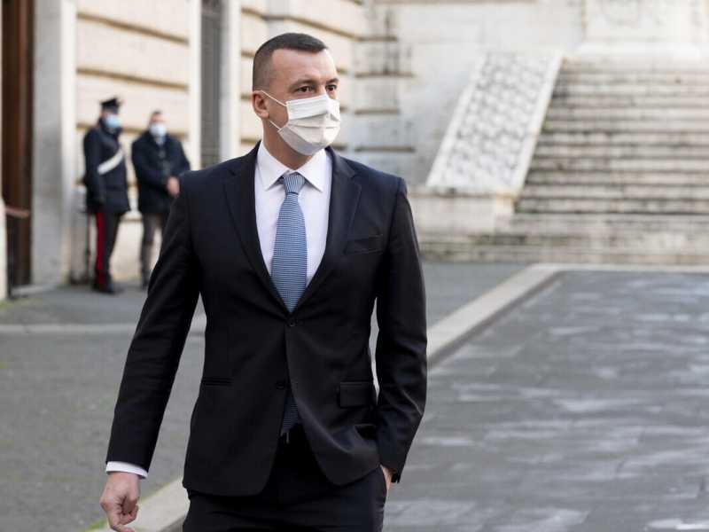 "Autobiografia di un portavoce": il libro di Casalino slitta per colpa della crisi