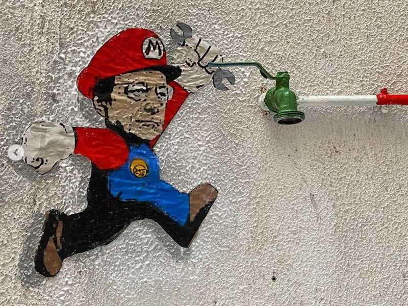 L'ultima opera dello street artist Tvboy, apparsa a Barcellona, omaggia il presidente del  Consiglio incaricato Mario Draghi nei panni del celebre eroe  dei videogiochi (foto Ansa)