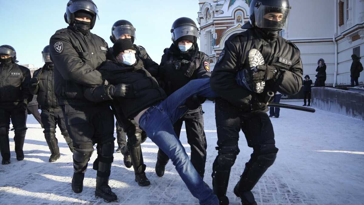 Immagine di In Russia ora chi protesta non prende più una multa, finisce in carcere, in condizioni tremende