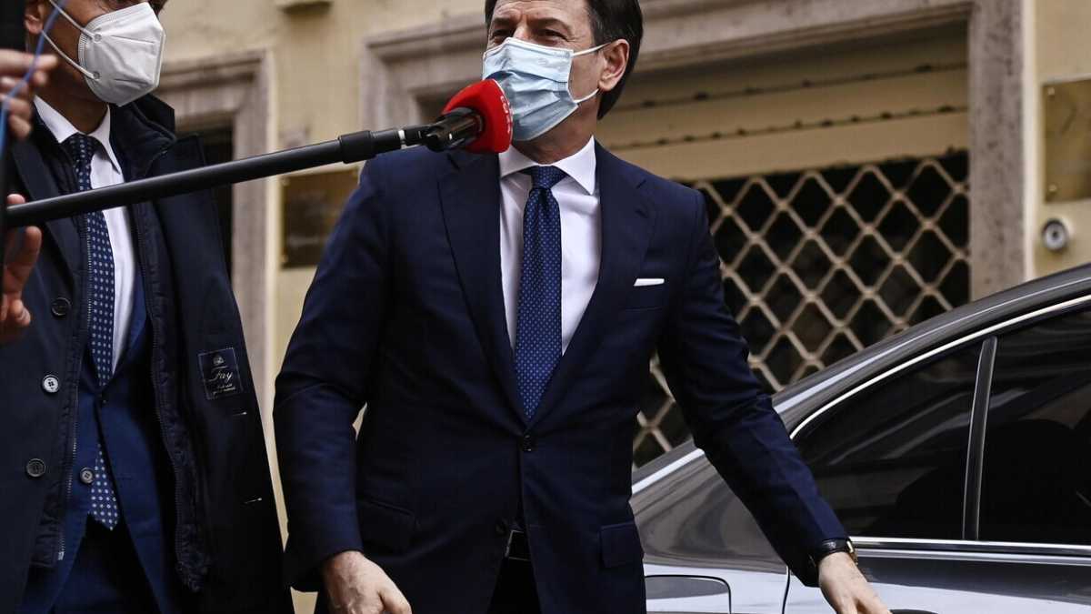 Immagine di Conte domani al vertice del M5s con Grillo. Tajani: "Pieno appoggio per un governo dei migliori" Il Pd conferma fiducia. FdI si sfila. Renzi: "Iv c'è senza veti"