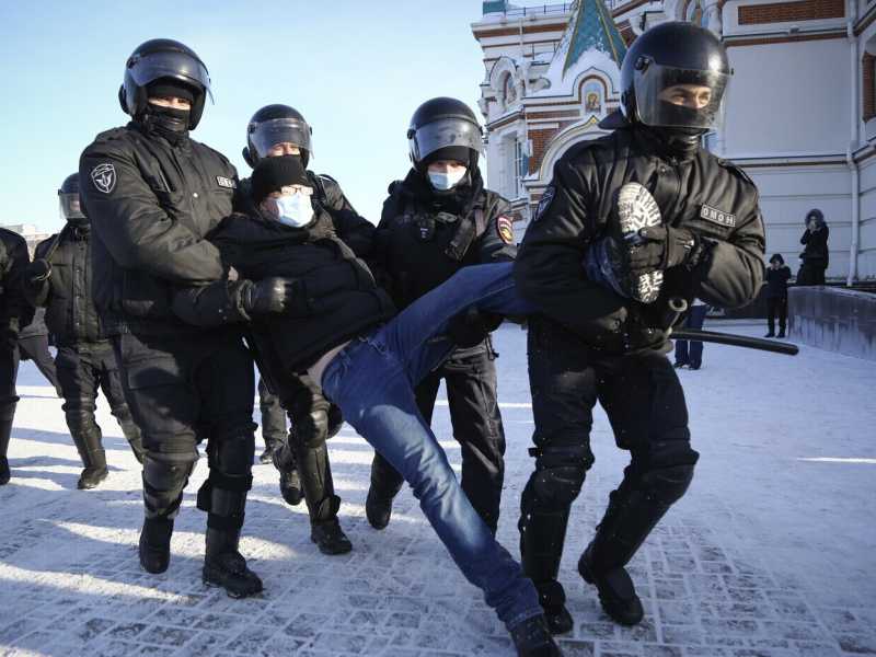 In Russia ora chi protesta non prende più una multa, finisce in carcere, in condizioni tremende