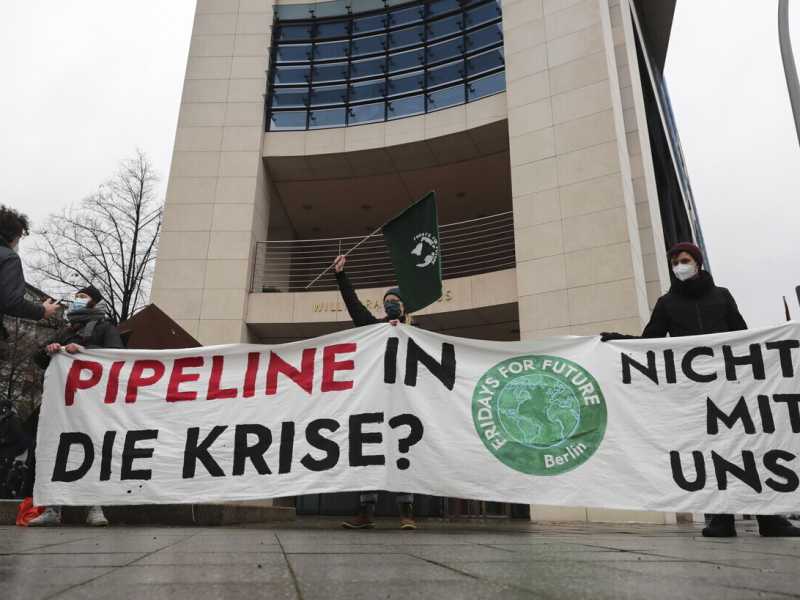 Una manifestazione contro il Nord Stream 2 a Berlino (Foto Ansa)<br />