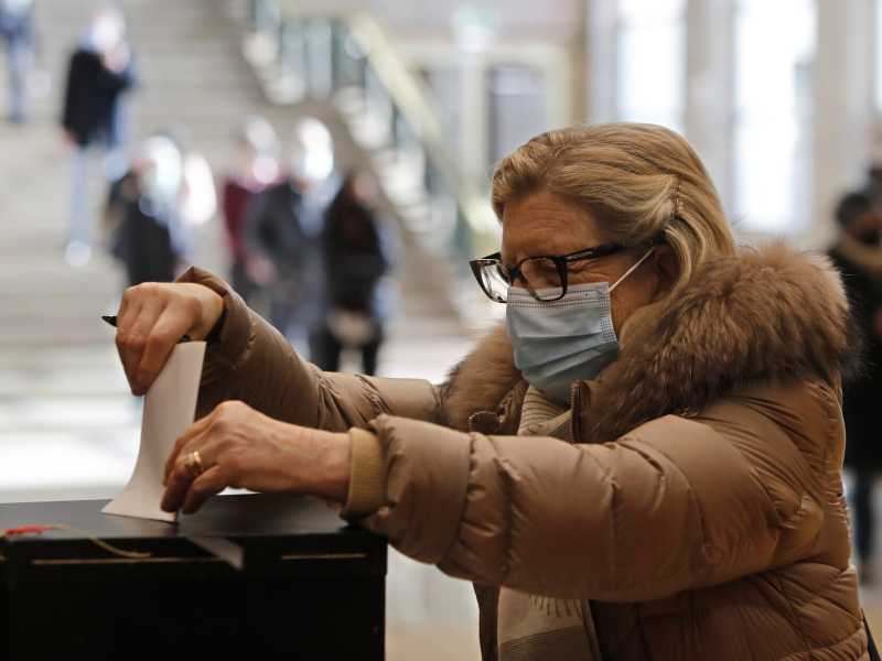 Dove va la curva dei contagi durante una campagna elettorale