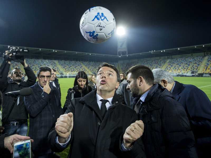 Renzi visita lo stadio "Benito Stirpe" di Frosinone nel 2017 (Roberto Monaldo / LaPresse)&nbsp;<br />