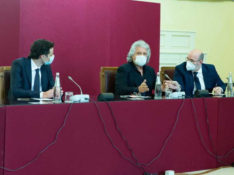Il siparietto di Grillo e Zingaretti alla Camera