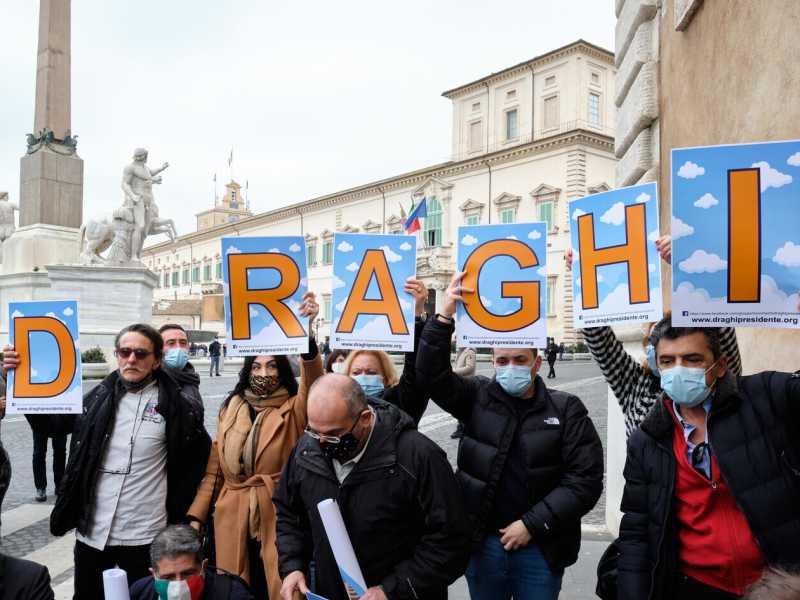Un gruppo di sostenitori di Draghi lo attende al Quirinale (foto Mauro Scrobogna /LaPresse)&nbsp;<br />