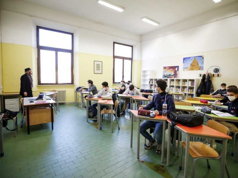 Vaccinare subito i docenti. La rivoluzione sulla scuola che ha in mente Draghi